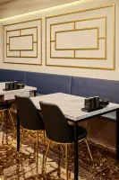 골드 몰딩이 돋보이는 고급 중식당 좌석 디자인